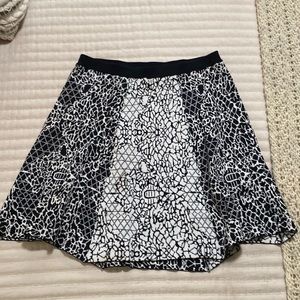 Black and white Banana Republic skirt